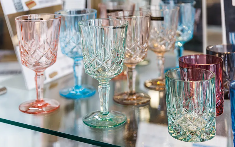 Farbige Kristallgläser und Trinkgläser in der Ausstellung