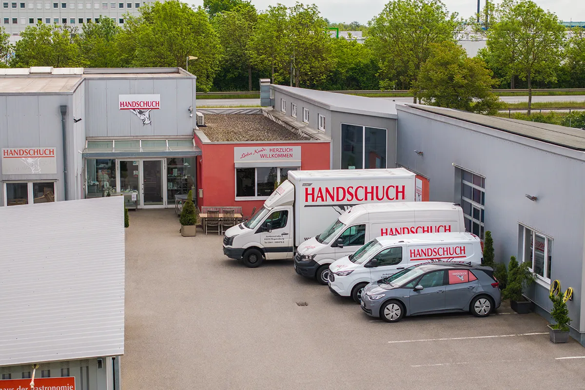 Firmengebäude von Handschuch in Regensburg mit Servicefahrzeugen davor