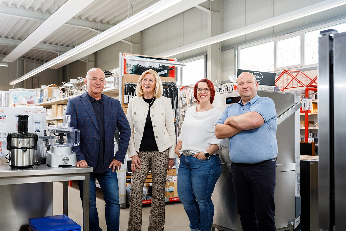 Das Team von Handschuch in der Ausstellung