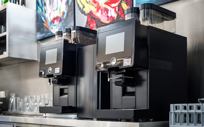 Professionelle Kaffeevollautomaten in der Ausstellung